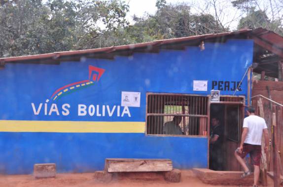 Um dos inúmeros pedágios espalhados pelas estradas bolivianas. Temos sempre de descer do carro e ir pagar em uma casinha ao lado da estrada. Esse aí foi entre Riberalta e Guayaramerin, no norte do país